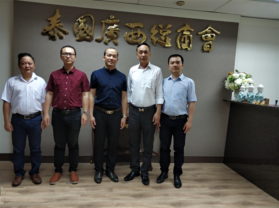 從左往右依次為國際部合伙人林健偉先生（左一），國際部總監(jiān)吳琪先生（左二），執(zhí)行董事粟宥朝先生（左三），商會主席李宇明（右二），國際部合伙人黃文超先生（右一）