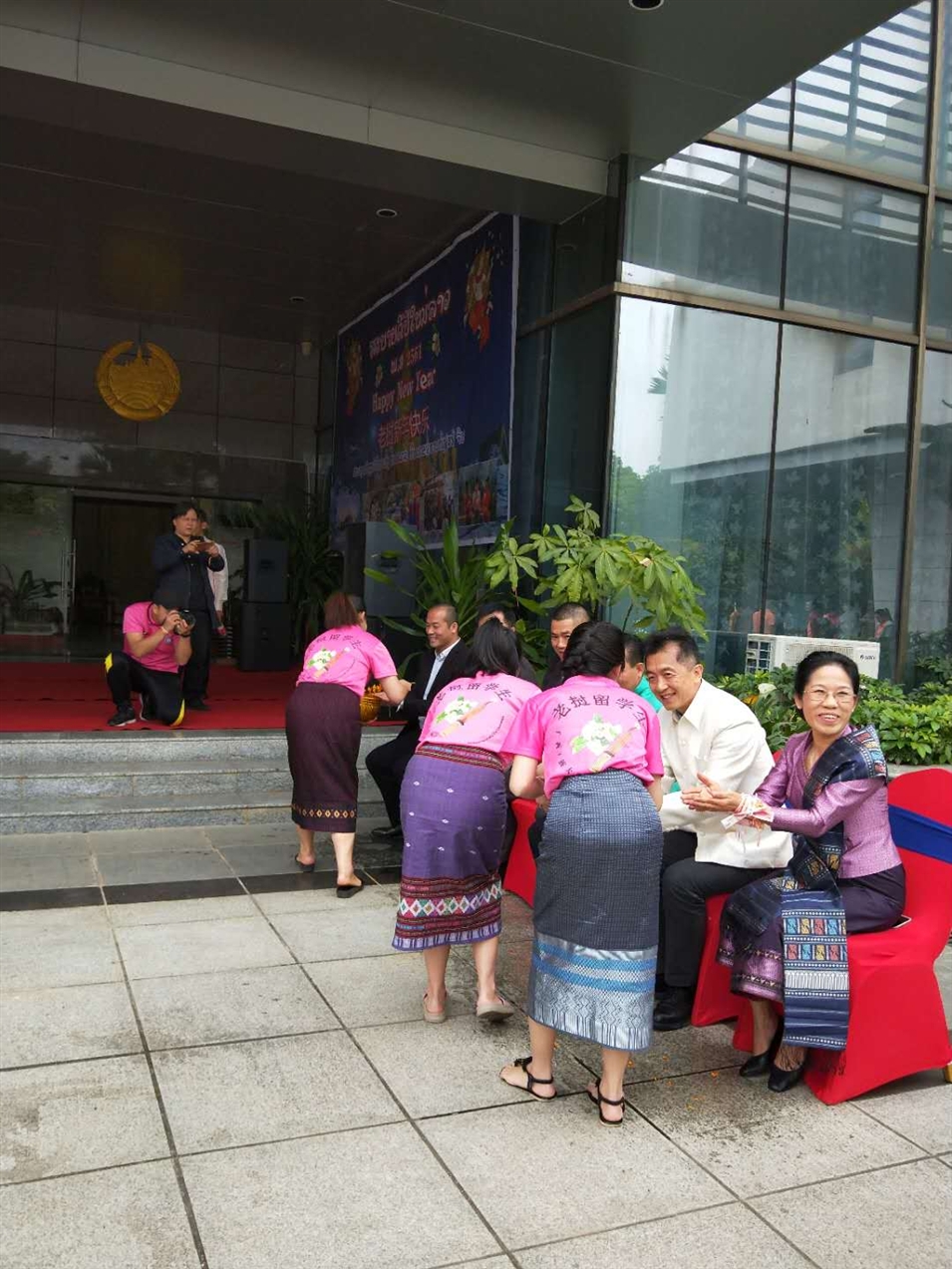 老撾駐廣西留學(xué)生代表將浸有花瓣的香水灑客人的手上，表示對(duì)嘉賓的美好祝福（圖二）