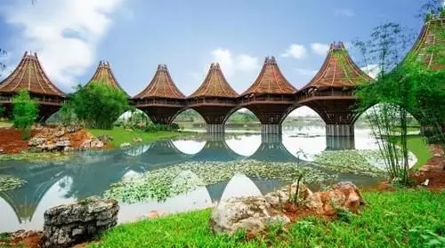 圖為中國(guó)-東盟友誼館。該建筑以廣西的風(fēng)雨橋?yàn)樵?，寓意“手拉手，心連心”。表達(dá)中國(guó)與東盟十國(guó)睦鄰友好、合作共贏之意。