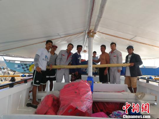 中國(guó)援助菲律賓PGN大橋工程可行性研究項(xiàng)目”（ThePanay-Guimaras-NegrosBridgeProject）海洋水深測(cè)量勘測(cè)人員，3月1日在吉馬拉斯海峽作業(yè)時(shí)，成功營(yíng)救兩名菲律賓落水漁民。圖為兩位漁民及家屬對(duì)進(jìn)行營(yíng)救的中國(guó)勘測(cè)人員合影表達(dá)感謝。 中交公路規(guī)劃設(shè)計(jì)院有限公司 攝